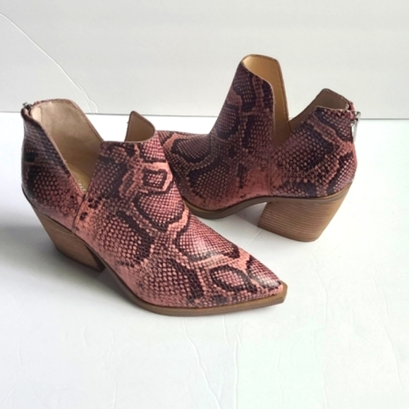 NWOT VINCE CAMUTO gigietta bootie ,snakeskin - Picture 15 of 15